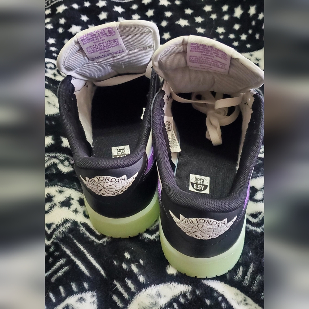 Jordan 1 Retro Low OG Black Raspberry - Picture 3 of 11